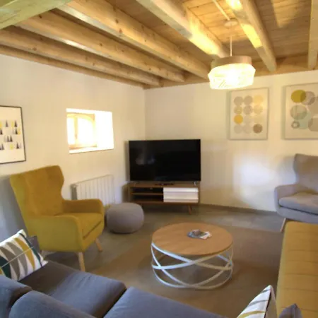 Chaleureux Avec Terrasse, Peche, Randonnees Et Equipements Modernes Au Coeur Du Forez - Fr-1-496-285 بيت للعطل *